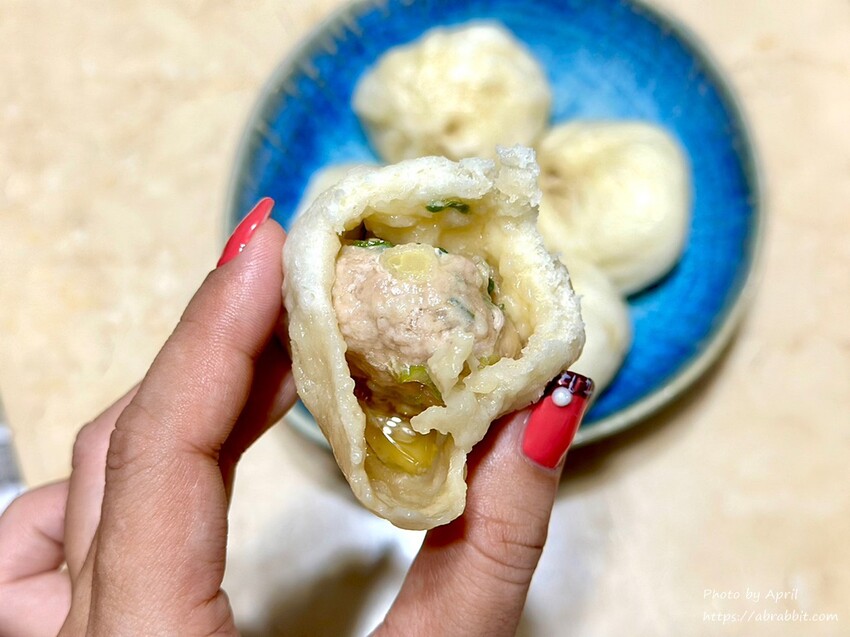 太平803國軍醫院對面的803小籠包，沒有座位只能外帶唷。