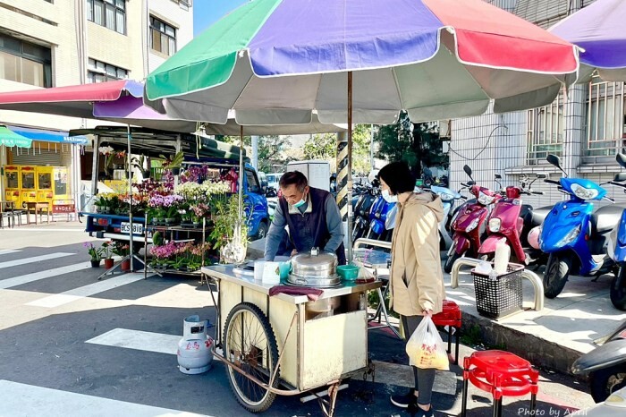 太平803國軍醫院對面的803小籠包，沒有座位只能外帶唷。