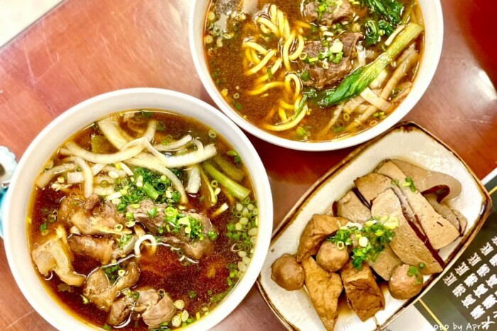 太平803國軍醫院對面的803小籠包，沒有座位只能外帶唷。