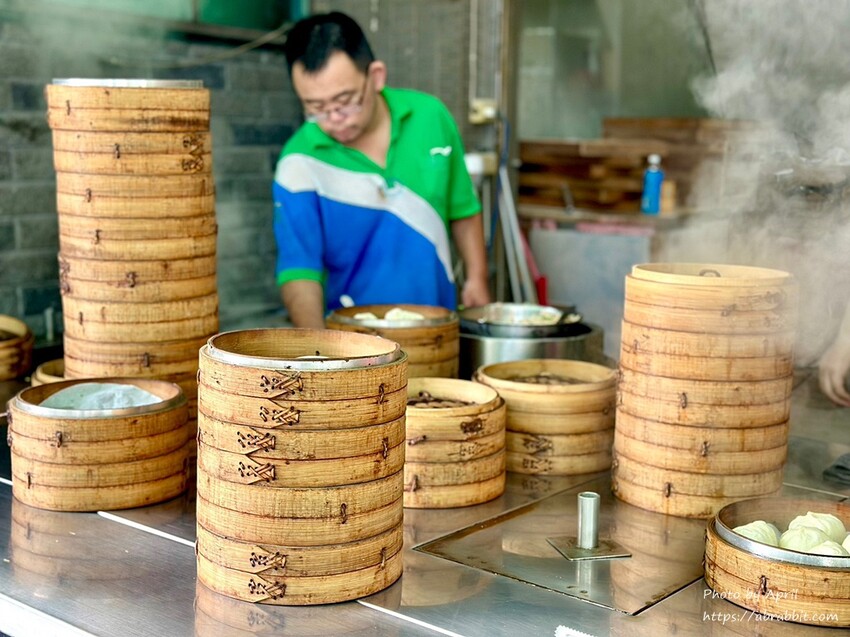 太平803國軍醫院對面的803小籠包，沒有座位只能外帶唷。