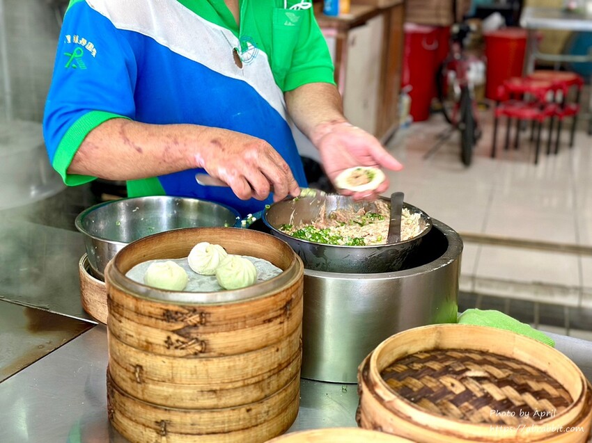 太平803國軍醫院對面的803小籠包，沒有座位只能外帶唷。