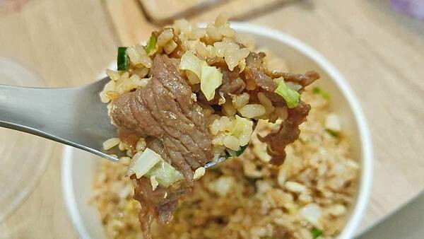 武食堂｜用餐時間要等半小時以上才能吃到的炒飯店