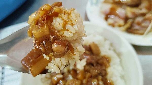 許記|泡菜免費加吃到爽,味道濃郁又順口的美味滷肉飯