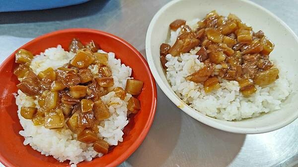 許記|泡菜免費加吃到爽,味道濃郁又順口的美味滷肉飯