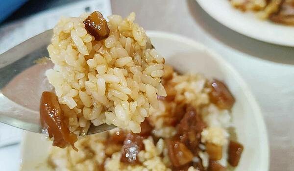 許記|泡菜免費加吃到爽,味道濃郁又順口的美味滷肉飯