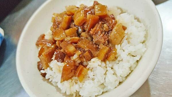 許記|泡菜免費加吃到爽,味道濃郁又順口的美味滷肉飯