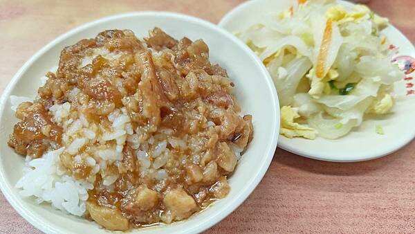 許記|泡菜免費加吃到爽,味道濃郁又順口的美味滷肉飯
