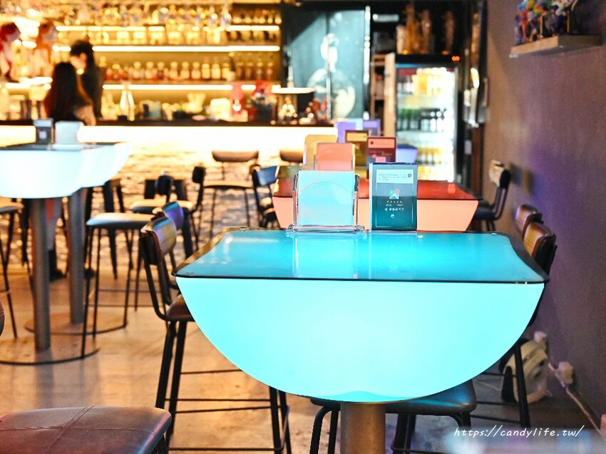 331音樂飛鏢餐酒館｜台中特色餐酒館，將調酒結合台灣菜，還有厲害駐唱歌手及飛鏢機