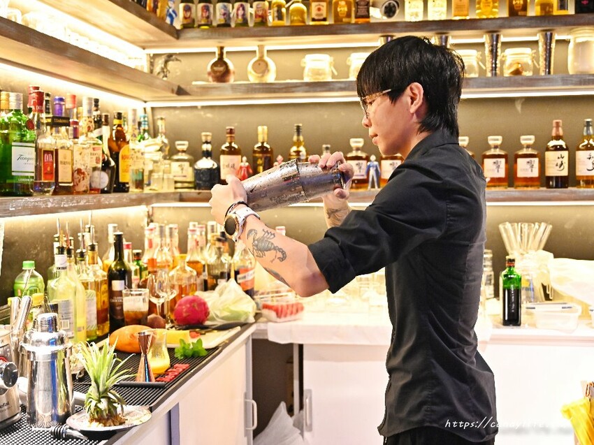 331音樂飛鏢餐酒館｜台中特色餐酒館，將調酒結合台灣菜，還有厲害駐唱歌手及飛鏢機