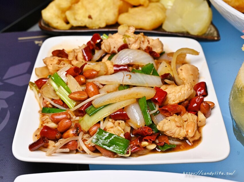 331音樂飛鏢餐酒館｜台中特色餐酒館，將調酒結合台灣菜，還有厲害駐唱歌手及飛鏢機