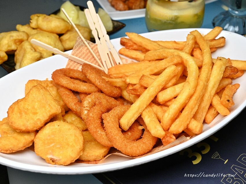 331音樂飛鏢餐酒館｜台中特色餐酒館，將調酒結合台灣菜，還有厲害駐唱歌手及飛鏢機