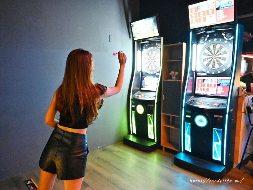 331音樂飛鏢餐酒館｜台中特色餐酒館，將調酒結合台灣菜，還有厲害駐唱歌手及飛鏢機