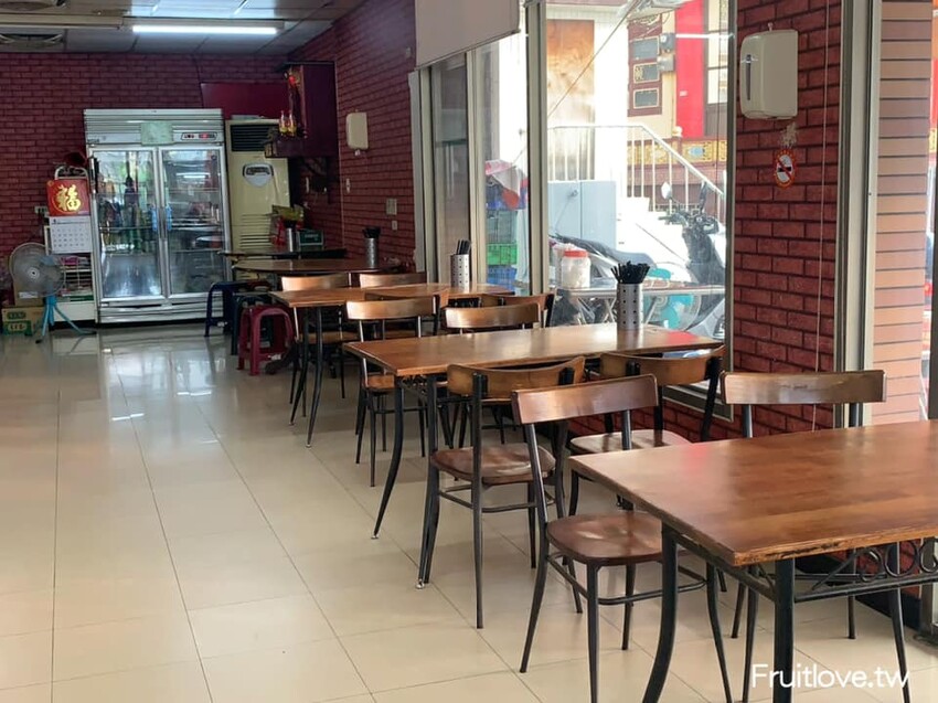 洪家麵館⟩豬油拌飯上面鋪快滿滿的間隔肉,肉軟嫩中帶有嚼勁,滷味小菜很入味,不能錯過的麵攤-南投草屯美食 @果果愛Fruitlove