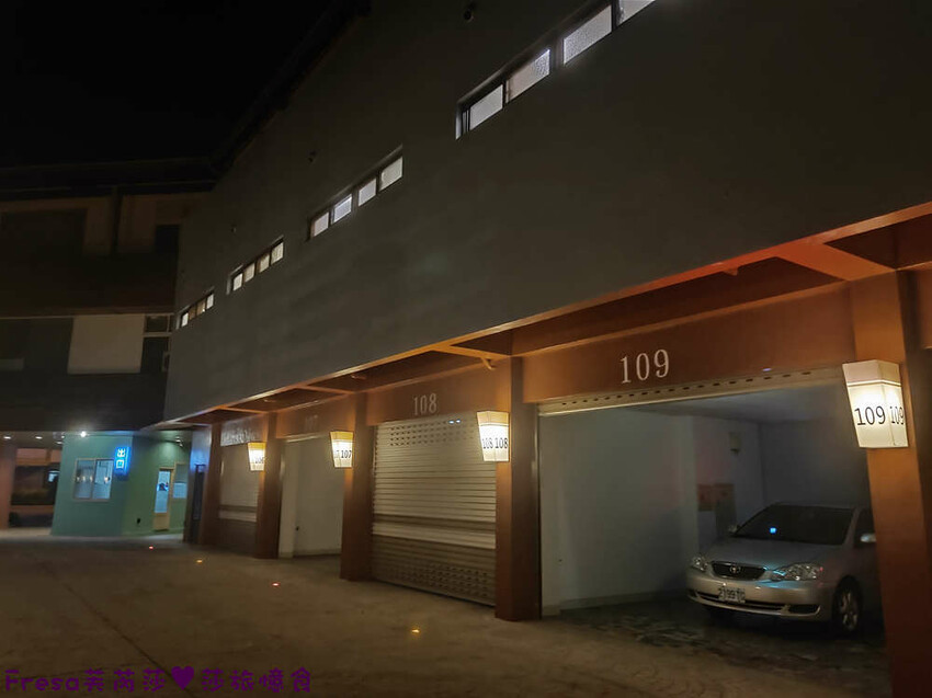 南投飯店【雅薇精品時尚旅館】親子最愛!獨立車庫超大房間新穎乾淨.玩南投住這間│名間交流道│紫南宮│南投住