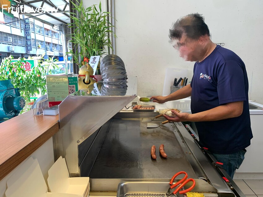 阿卿姐古早味糯米腸⟩米腸煎到恰恰搭上鹹豬肉,意想不到的好味道,還有香腸和蘿蔔糕-台中南屯美食 @果果愛Fruitlove