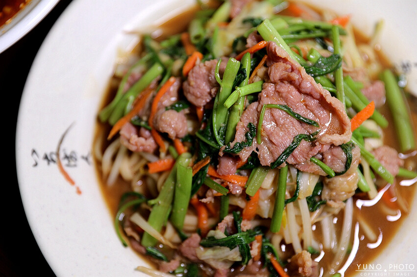 隱藏在熱炒店中的川味美食!招牌川味水煮牛必吃 麻辣鮮香一次滿足|動力炒飯-川味水煮牛(南投草屯必吃美食)