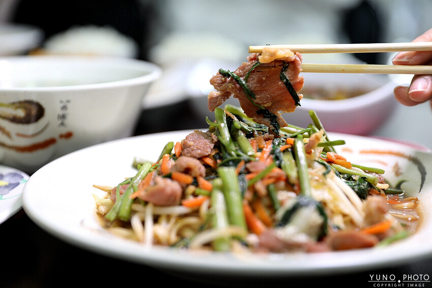 隱藏在熱炒店中的川味美食!招牌川味水煮牛必吃 麻辣鮮香一次滿足|動力炒飯-川味水煮牛(南投草屯必吃美食)