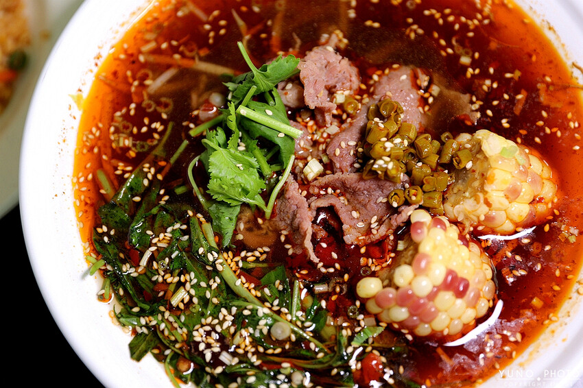 隱藏在熱炒店中的川味美食!招牌川味水煮牛必吃 麻辣鮮香一次滿足|動力炒飯-川味水煮牛(南投草屯必吃美食)