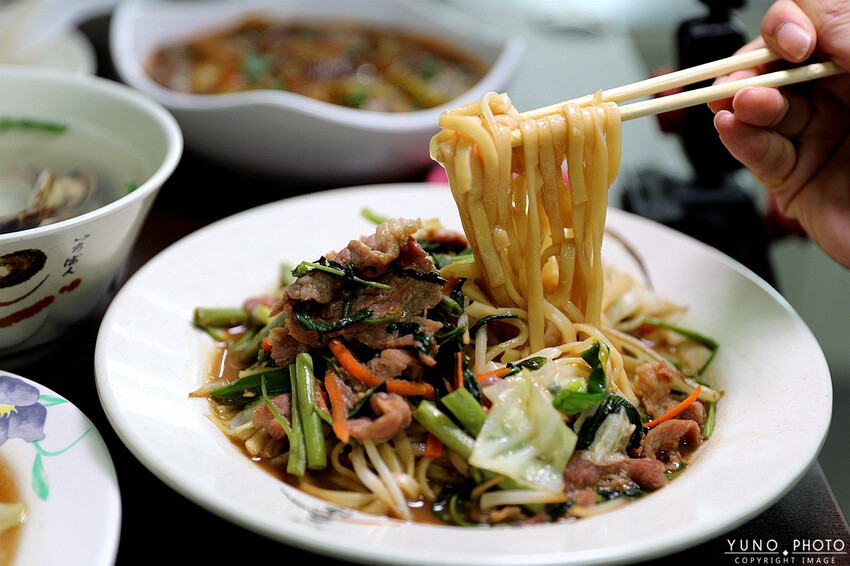 隱藏在熱炒店中的川味美食!招牌川味水煮牛必吃 麻辣鮮香一次滿足|動力炒飯-川味水煮牛(南投草屯必吃美食)