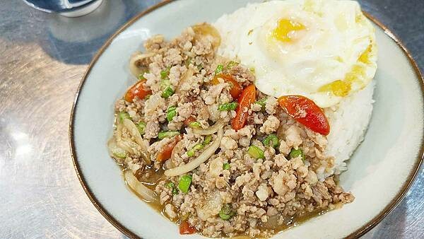 泰杯杯泰式料理｜公館ＣＰ值最高的泰式料理店！打拋豬只要８５元就可以吃到