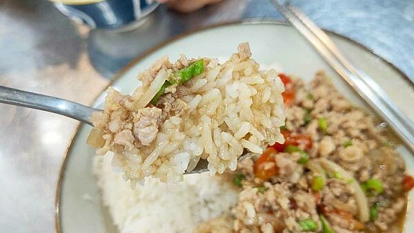 泰杯杯泰式料理｜公館ＣＰ值最高的泰式料理店！打拋豬只要８５元就可以吃到