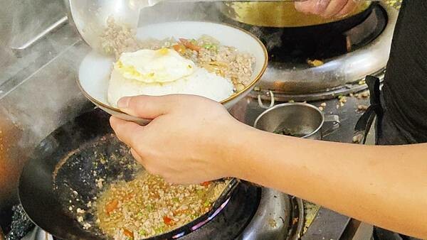 泰杯杯泰式料理｜公館ＣＰ值最高的泰式料理店！打拋豬只要８５元就可以吃到