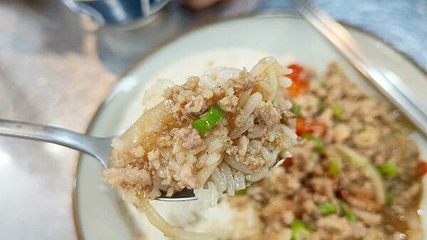 泰杯杯泰式料理｜公館ＣＰ值最高的泰式料理店！打拋豬只要８５元就可以吃到