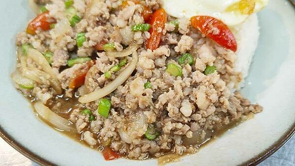 泰杯杯泰式料理｜公館ＣＰ值最高的泰式料理店！打拋豬只要８５元就可以吃到