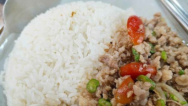 泰杯杯泰式料理｜公館ＣＰ值最高的泰式料理店！打拋豬只要８５元就可以吃到