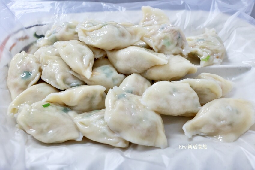 員林華成水餃｜員林水餃推薦華成市場旁酸辣湯餃水餃(路邊攤)，現包水餃現場吃一顆4元豪便宜～