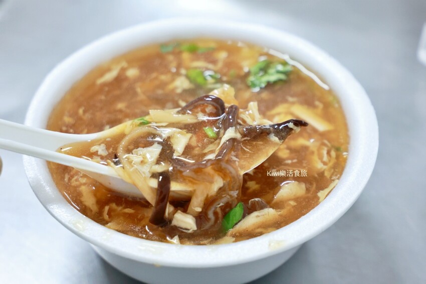 員林華成水餃｜員林水餃推薦華成市場旁酸辣湯餃水餃(路邊攤)，現包水餃現場吃一顆4元豪便宜～