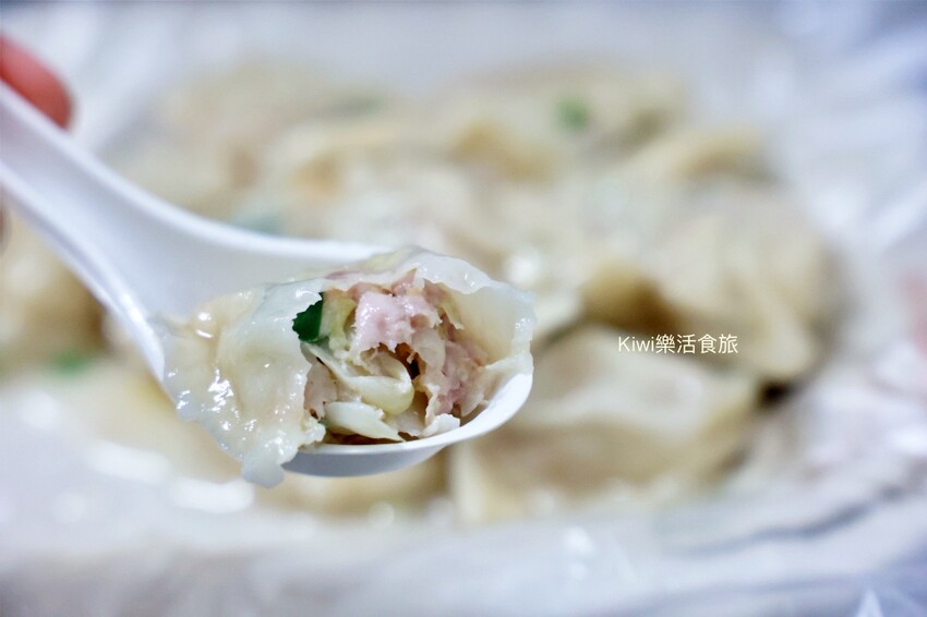 員林華成水餃｜員林水餃推薦華成市場旁酸辣湯餃水餃(路邊攤)，現包水餃現場吃一顆4元豪便宜～