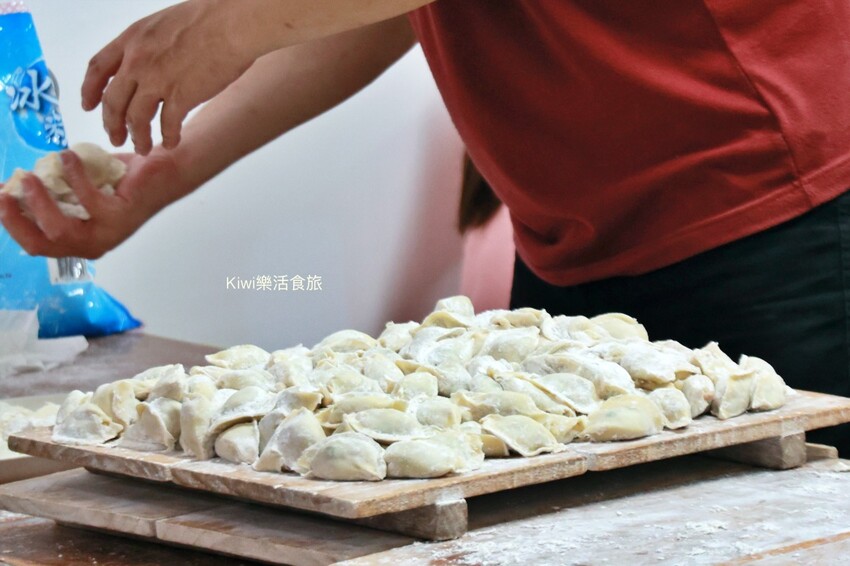 員林華成水餃｜員林水餃推薦華成市場旁酸辣湯餃水餃(路邊攤)，現包水餃現場吃一顆4元豪便宜～