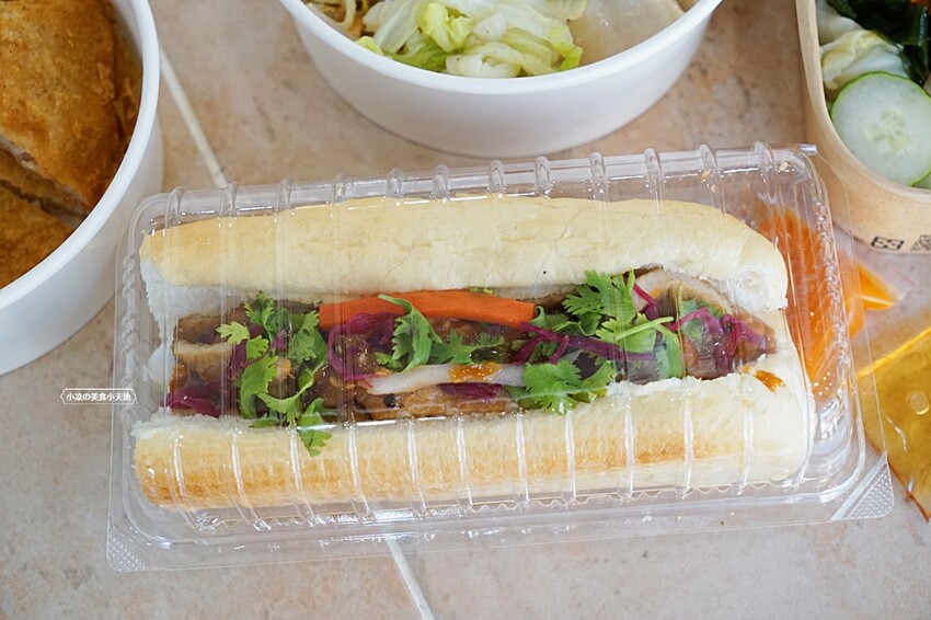 台中少見舒肥鹽水雞餐盒，15種主菜葷素任你挑，並結合28種越式料理，絕對滿足你挑剔的胃！