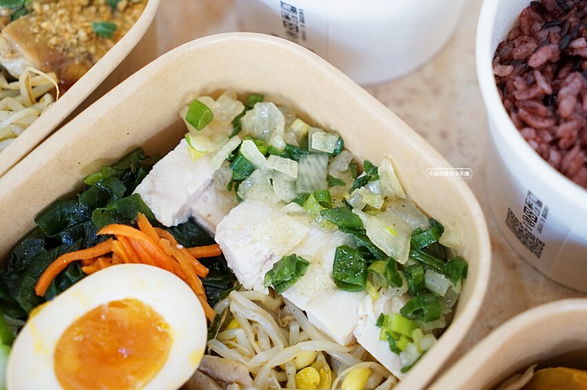 台中少見舒肥鹽水雞餐盒，15種主菜葷素任你挑，並結合28種越式料理，絕對滿足你挑剔的胃！