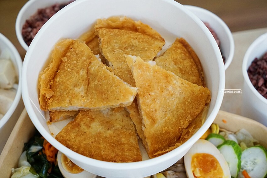 台中少見舒肥鹽水雞餐盒，15種主菜葷素任你挑，並結合28種越式料理，絕對滿足你挑剔的胃！