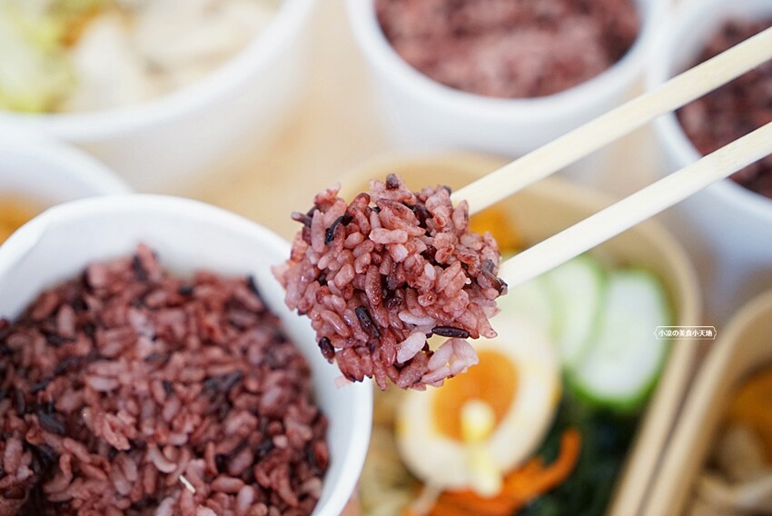 台中少見舒肥鹽水雞餐盒，15種主菜葷素任你挑，並結合28種越式料理，絕對滿足你挑剔的胃！