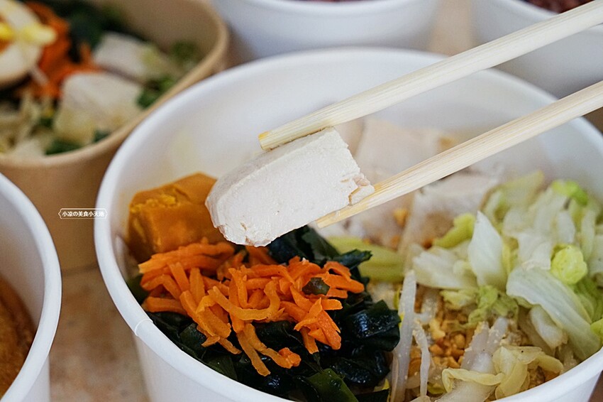 台中少見舒肥鹽水雞餐盒，15種主菜葷素任你挑，並結合28種越式料理，絕對滿足你挑剔的胃！