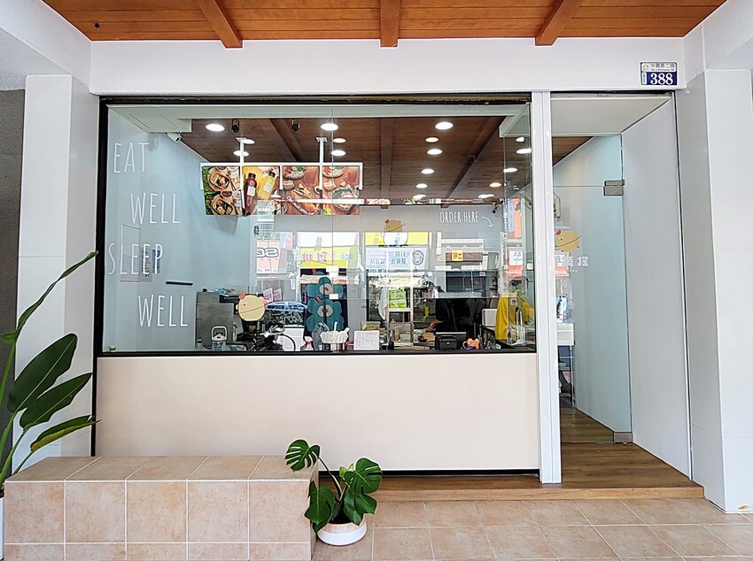 台中少見舒肥鹽水雞餐盒，15種主菜葷素任你挑，並結合28種越式料理，絕對滿足你挑剔的胃！