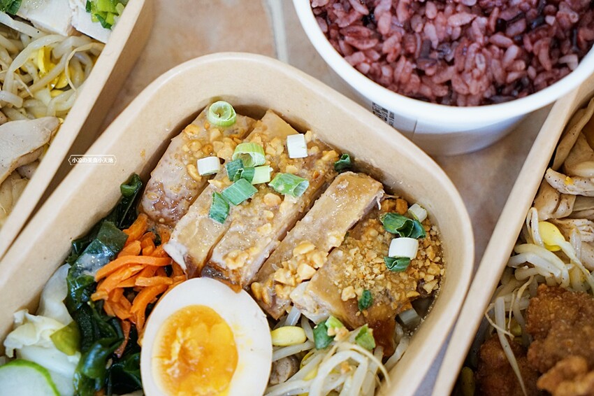 台中少見舒肥鹽水雞餐盒，15種主菜葷素任你挑，並結合28種越式料理，絕對滿足你挑剔的胃！