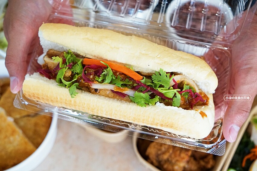 台中少見舒肥鹽水雞餐盒，15種主菜葷素任你挑，並結合28種越式料理，絕對滿足你挑剔的胃！