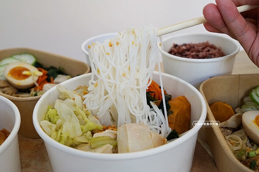 台中少見舒肥鹽水雞餐盒，15種主菜葷素任你挑，並結合28種越式料理，絕對滿足你挑剔的胃！