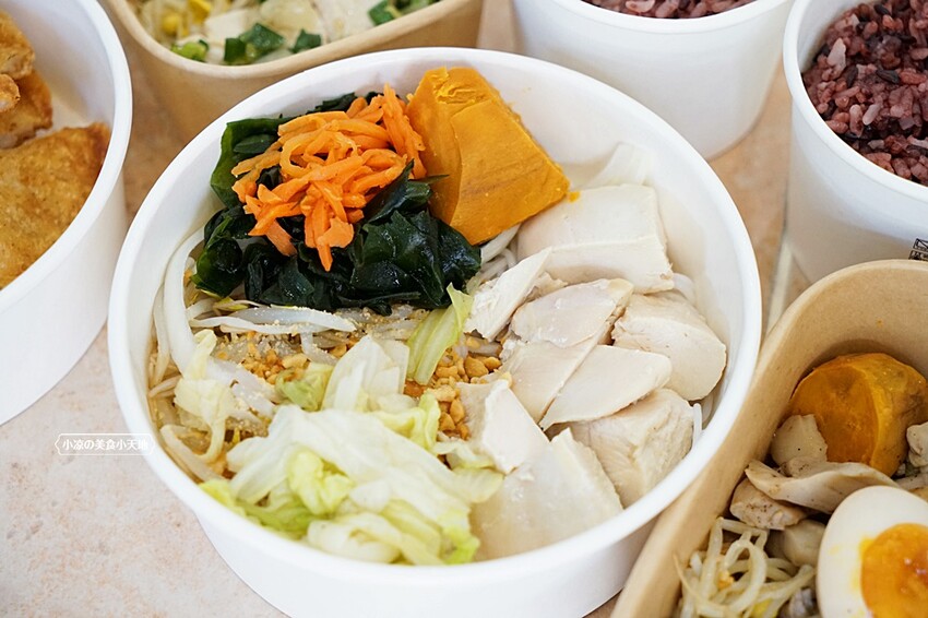 台中少見舒肥鹽水雞餐盒，15種主菜葷素任你挑，並結合28種越式料理，絕對滿足你挑剔的胃！
