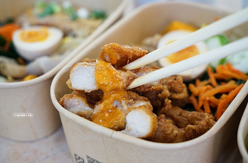 台中少見舒肥鹽水雞餐盒，15種主菜葷素任你挑，並結合28種越式料理，絕對滿足你挑剔的胃！