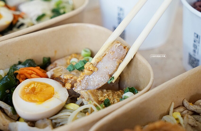 台中少見舒肥鹽水雞餐盒，15種主菜葷素任你挑，並結合28種越式料理，絕對滿足你挑剔的胃！