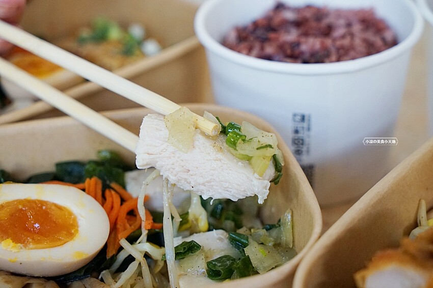 台中少見舒肥鹽水雞餐盒，15種主菜葷素任你挑，並結合28種越式料理，絕對滿足你挑剔的胃！