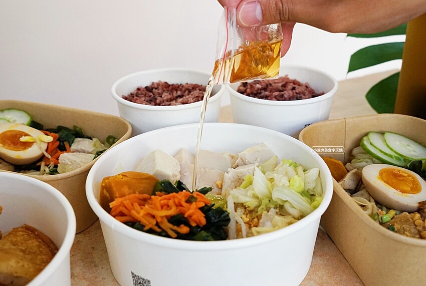 台中少見舒肥鹽水雞餐盒，15種主菜葷素任你挑，並結合28種越式料理，絕對滿足你挑剔的胃！