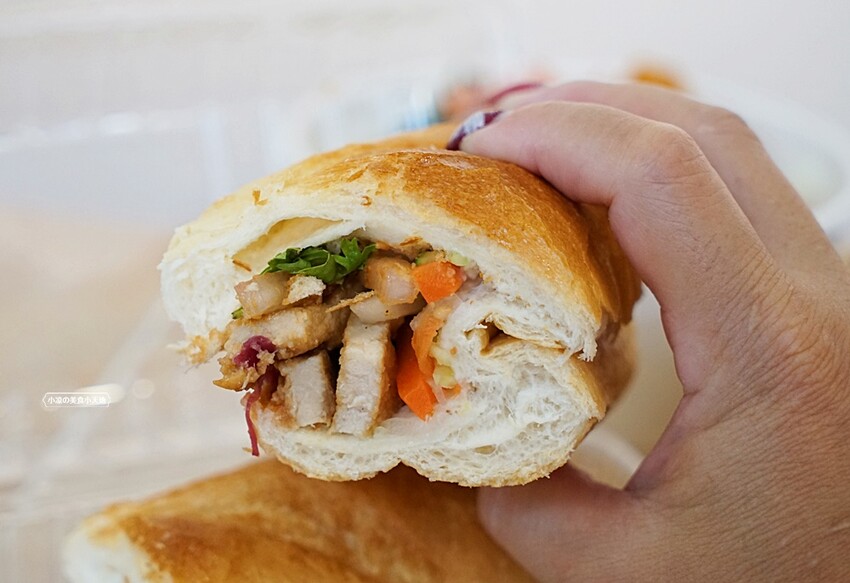 台中少見舒肥鹽水雞餐盒，15種主菜葷素任你挑，並結合28種越式料理，絕對滿足你挑剔的胃！