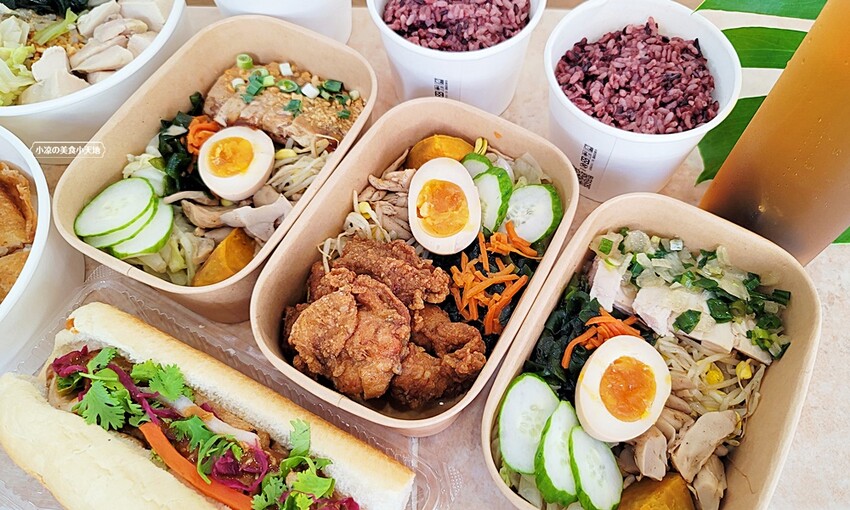 台中少見舒肥鹽水雞餐盒，15種主菜葷素任你挑，並結合28種越式料理，絕對滿足你挑剔的胃！