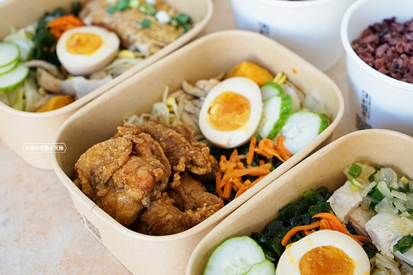 台中少見舒肥鹽水雞餐盒，15種主菜葷素任你挑，並結合28種越式料理，絕對滿足你挑剔的胃！